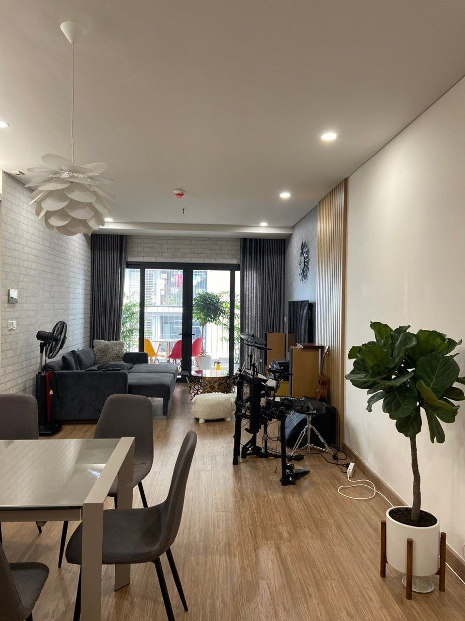 Cho thuê căn hộ 3 phòng ngủ Sky Park Residence tòa A - DT: 128m2, ban công view hồ - Đủ đồ nội thất